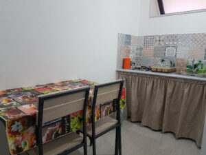 Tavolo, sedie e cucina